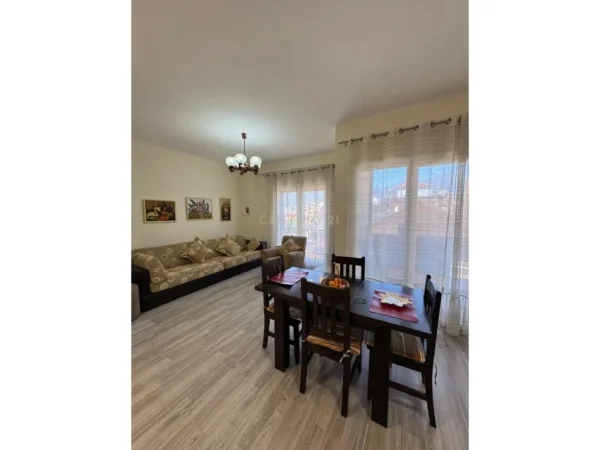 Tirane, jepet me qera apartament 2+1+Ballkon Kati 2, 98 m² 650 € (rruga e dibres)