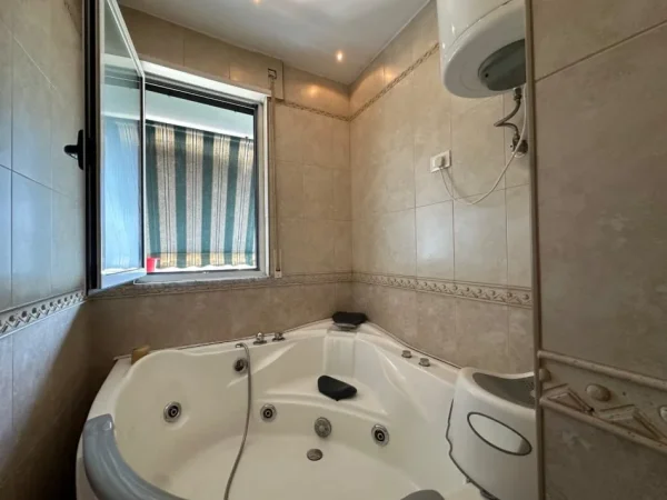 Tirane, jepet me qera apartament 2+1 Kati 7, 133 m² 800 € (komuna parisit)