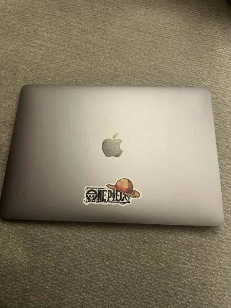 Tirane, shes Laptop Macbook