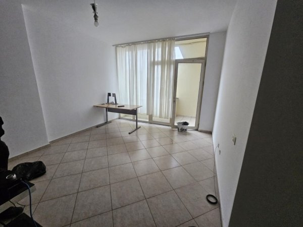 Tirane, jepet me qera apartament 1+1 Kati 3, 77 m² 400 € 