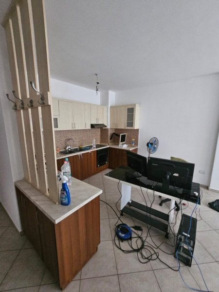 Tirane, jepet me qera apartament 1+1 Kati 3, 77 m² 400 € 