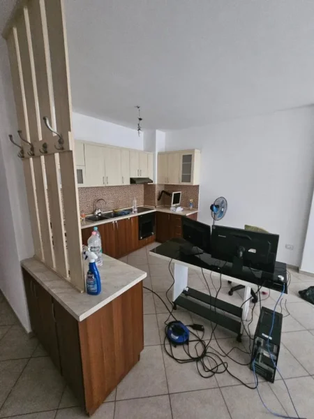 Tirane, jepet me qera apartament 1+1 Kati 3, 77 m² 400 € 
