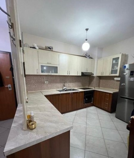 Tirane, jepet me qera apartament 1+1 Kati 3, 77 m² 400 € 