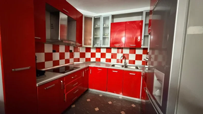 jepet me qera apartament 3+1 , 700 € (Perballe german computer)