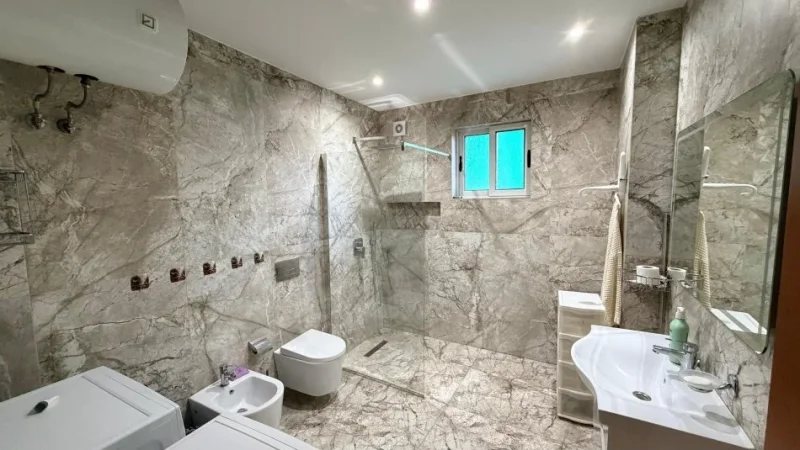 jepet me qera apartament 3+1 , 700 € (Perballe german computer)