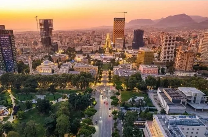 Tirane, shes apartament 2+1+Ballkon Kati 3, 70 m² 300.000 € (Bllok)