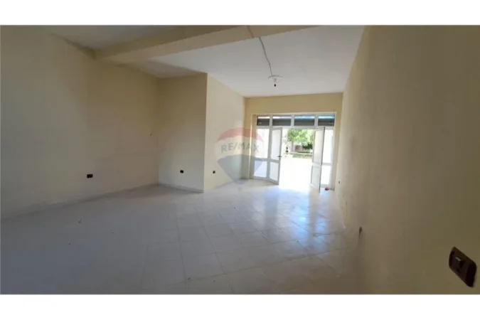 Vlore - Lungomare, shitet dyqan Kati 0, 49 m² 97.000 € (Rruga Reshat Osmani (Pas Karburantit Kastrati))