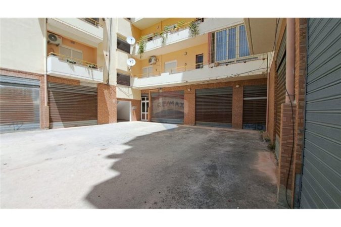 Vlore - Lungomare, shitet dyqan Kati 0, 49 m² 97.000 € (Rruga Reshat Osmani (Pas Karburantit Kastrati))