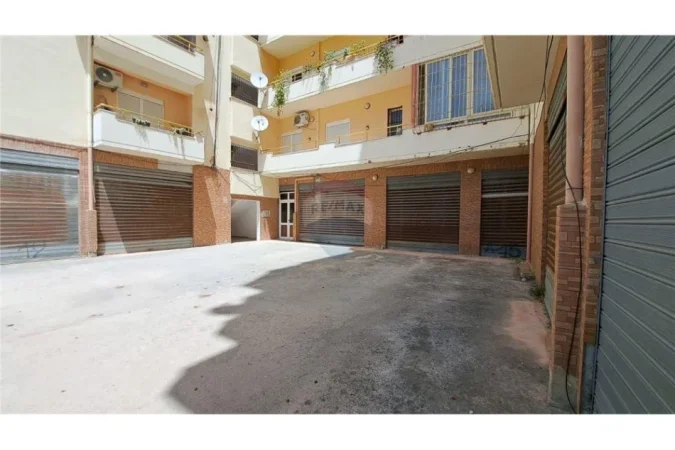 Vlore - Lungomare, shitet dyqan Kati 0, 49 m² 97.000 € (Rruga Reshat Osmani (Pas Karburantit Kastrati))
