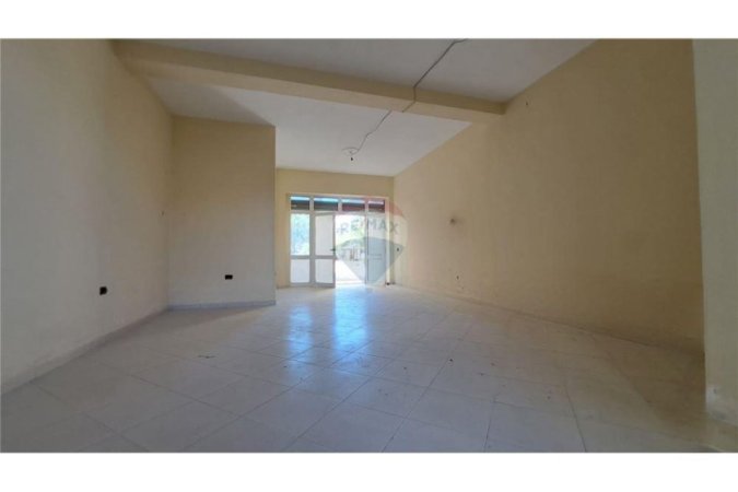 Vlore - Lungomare, shitet dyqan Kati 0, 49 m² 97.000 € (Rruga Reshat Osmani (Pas Karburantit Kastrati))