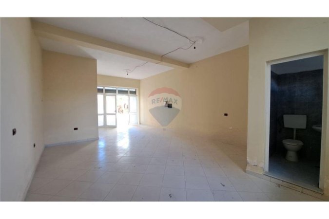 Vlore - Lungomare, shitet dyqan Kati 0, 49 m² 97.000 € (Rruga Reshat Osmani (Pas Karburantit Kastrati))