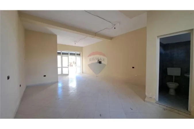 Vlore - Lungomare, shitet dyqan Kati 0, 49 m² 97.000 € (Rruga Reshat Osmani (Pas Karburantit Kastrati))