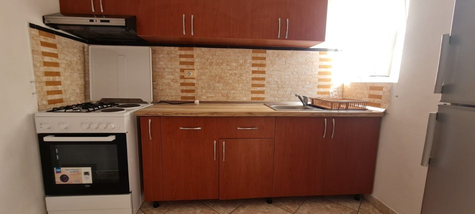 Tirane, jepet me qera apartament 1+1+Aneks+Ballkon Kati 4, 60 m² 500 € (Rruga Kosovareve)