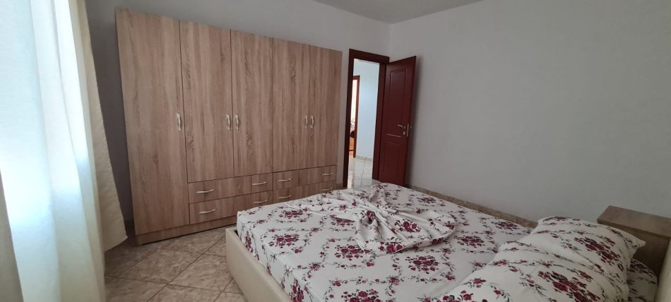Tirane, jepet me qera apartament 1+1+Aneks+Ballkon Kati 4, 60 m² 500 € (Rruga Kosovareve)