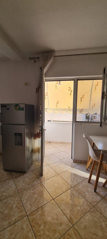 Tirane, jepet me qera apartament 1+1+Aneks+Ballkon Kati 4, 60 m² 500 € (Rruga Kosovareve)