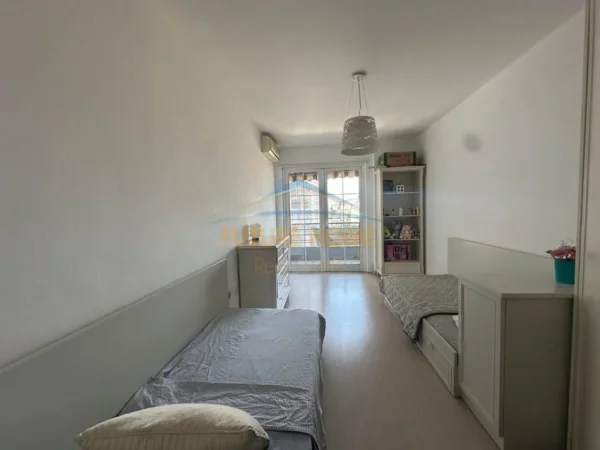 Tirane, jepet me qera apartament 2+1 Kati 7, 126 m² 830 € (Komuna e Parisit)