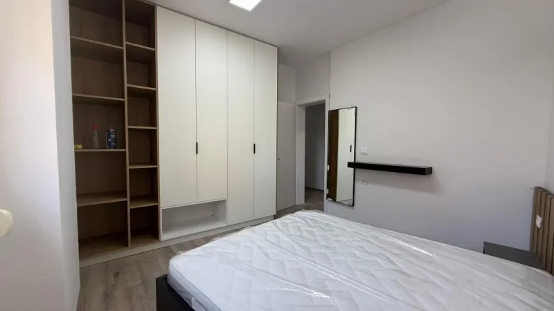 Tirane, jepet me qera apartament 2+1+Ballkon Kati 1, 90 m² 800 € (Rruga e Kavajes)