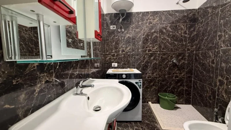 Tirane, jepet me qera apartament 2+1+Ballkon Kati 1, 90 m² 800 € (Rruga e Kavajes)