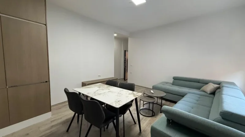 Tirane, jepet me qera apartament 2+1+Ballkon Kati 1, 90 m² 800 € (Rruga e Kavajes)