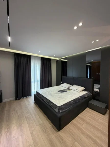 Tirane, jepet me qera apartament 1+1+Ballkon Kati 10, 76 m² 1.000 € (Zogu i Zi)