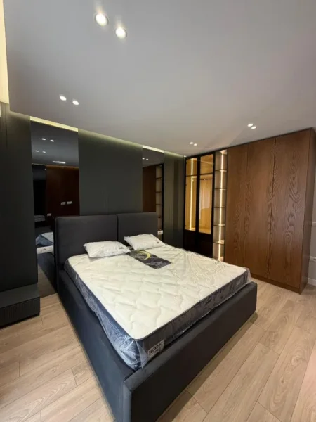 Tirane, jepet me qera apartament 1+1+Ballkon Kati 10, 76 m² 1.000 € (Zogu i Zi)