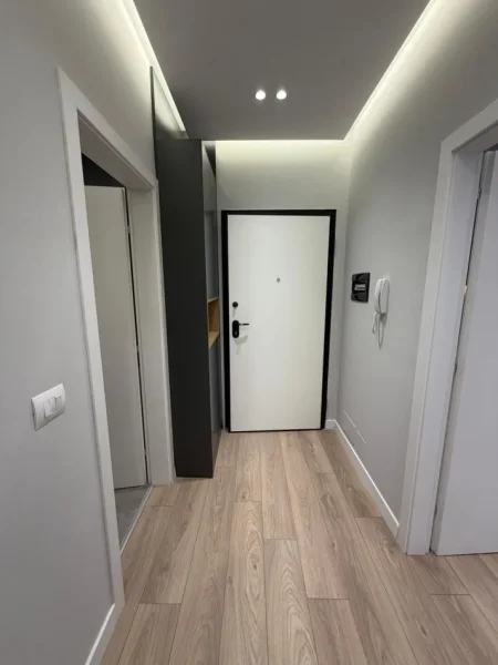 Tirane, jepet me qera apartament 1+1+Ballkon Kati 10, 76 m² 1.000 € (Zogu i Zi)
