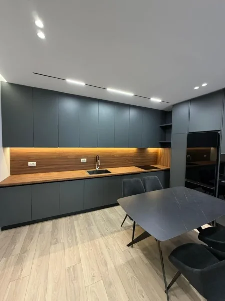 Tirane, jepet me qera apartament 1+1+Ballkon Kati 10, 76 m² 1.000 € (Zogu i Zi)