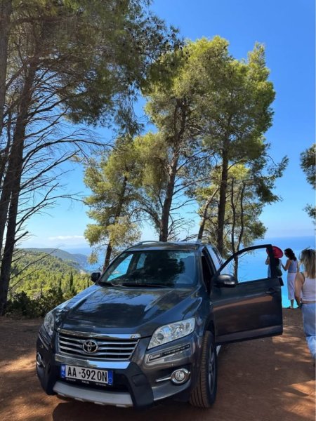 Tirane, shes SUV Toyota Rav4 Nafte, gri e erret automatik Klima 119.000 km 13.000 €