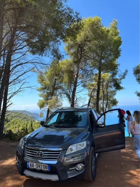 Tirane, shes SUV Toyota Rav4 Nafte, gri e erret automatik Klima 119.000 km 13.000 €