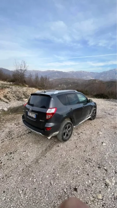 Tirane, shes SUV Toyota Rav4 Nafte, gri e erret automatik Klima 119.000 km 13.000 €