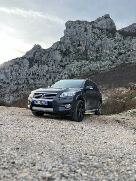 Tirane, shes SUV Toyota Rav4 Nafte, gri e erret automatik Klima 119.000 km 13.000 €