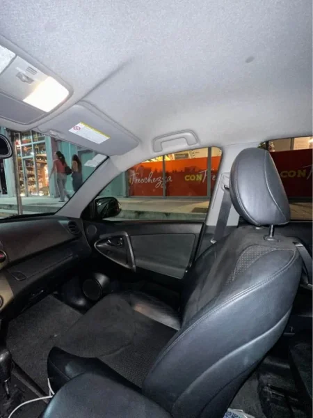 Tirane, shes SUV Toyota Rav4 Nafte, gri e erret automatik Klima 119.000 km 13.000 €