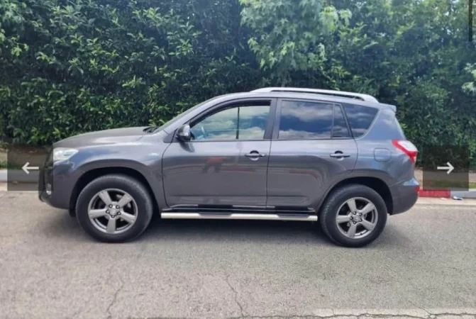 Tirane, shes SUV Toyota Rav4 Nafte, gri e erret automatik Klima 119.000 km 13.000 €