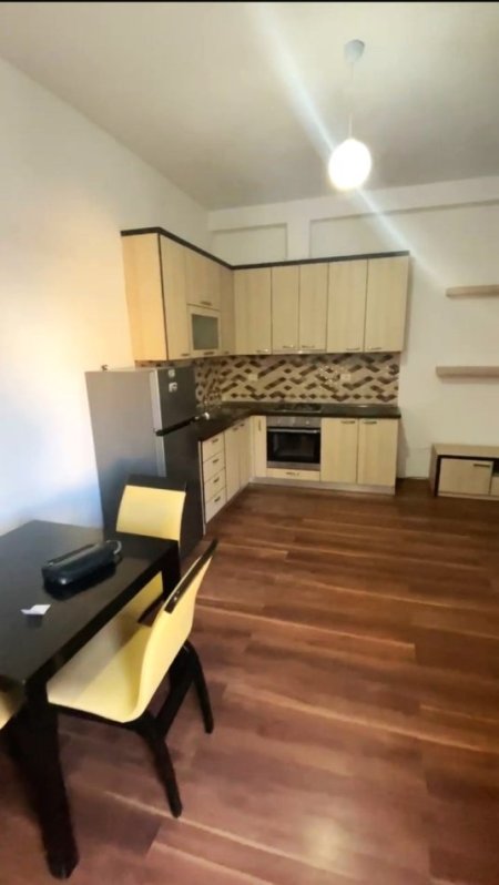 Tirane, jepet me qera apartament 1+1 Kati 2, 60 m² 500 € (Liqeni i Thate/Rr.Peti)
