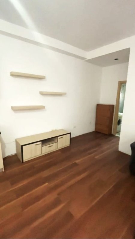 Tirane, jepet me qera apartament 1+1 Kati 2, 60 m² 500 € (Liqeni i Thate/Rr.Peti)