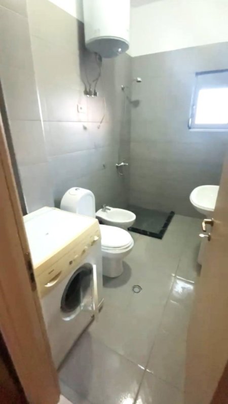 Tirane, jepet me qera apartament 1+1 Kati 2, 60 m² 500 € (Liqeni i Thate/Rr.Peti)