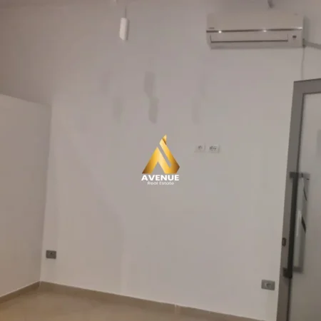 Tirane, jepet me qera dyqan Kati 0, 30 m² 300 € (KINOSTUDIO)