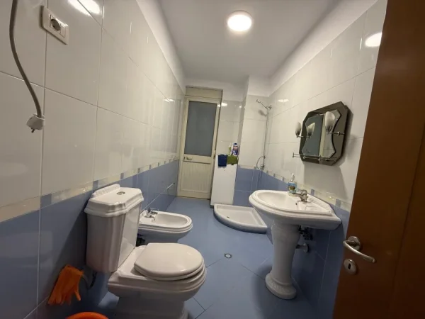 Tirane, jepet me qera zyre Kati 5, 80 m² 700 € (Rruga e Kavajës, pranë qendrës)