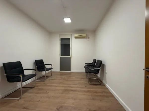 Tirane, jepet me qera zyre Kati 5, 80 m² 700 € (Rruga e Kavajës, pranë qendrës)
