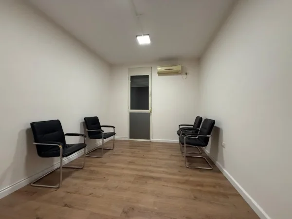 Tirane, jepet me qera zyre Kati 5, 80 m² 700 € (Rruga e Kavajës, pranë qendrës)