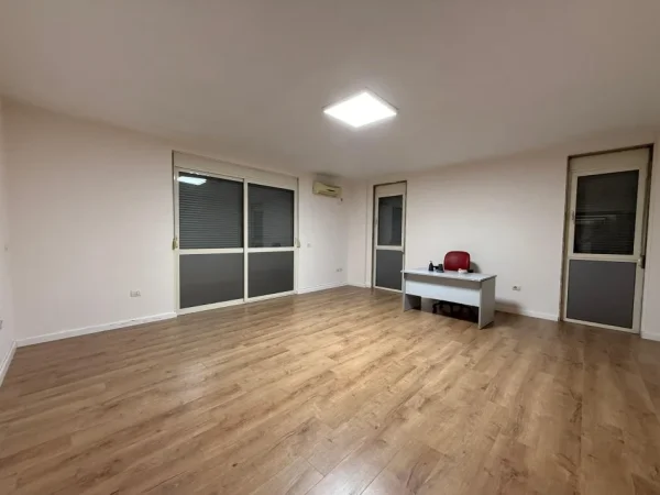 Tirane, jepet me qera zyre Kati 5, 80 m² 700 € (Rruga e Kavajës, pranë qendrës)