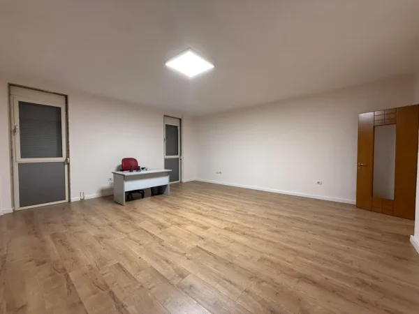 Tirane, jepet me qera zyre Kati 5, 80 m² 700 € (Rruga e Kavajës, pranë qendrës)
