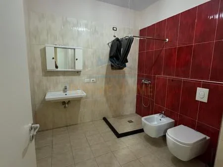 Tirane, jepet me qera apartament 2+1+Ballkon Kati 6, 131 m² 1.100 € (Zogu i Zi)