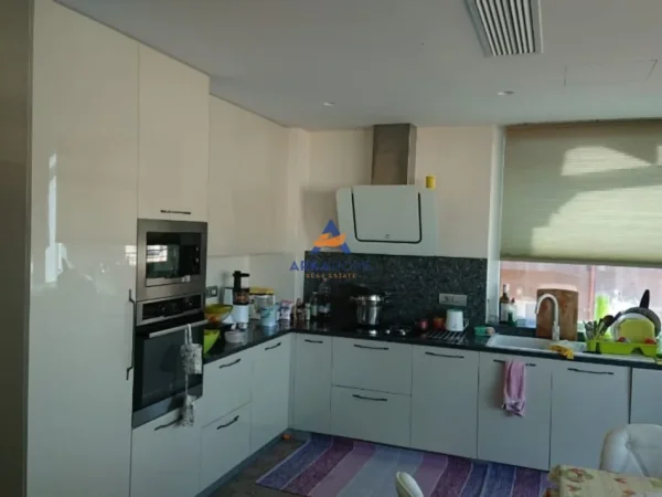 Tirane, jepet me qera apartament 2+1+Ballkon Kati 7, 110 m² 832 € 