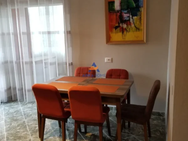 Tirane, jepet me qera apartament 2+1+Ballkon Kati 1, 106 m² 600 € 