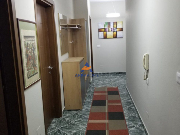 Tirane, jepet me qera apartament 2+1+Ballkon Kati 1, 106 m² 600 € 