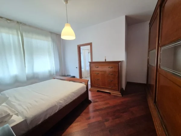 Tirane, jepet me qera apartament 2+1+Ballkon Kati 7, 130 m² 1.300 € (SHESHI WILLSON)