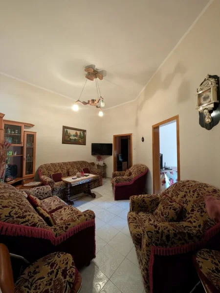 Tirane, jepet me qera apartament 3+1+Ballkon Kati 4, 95 m² 1.200 € (Bulevardi Gjergj Fishta)