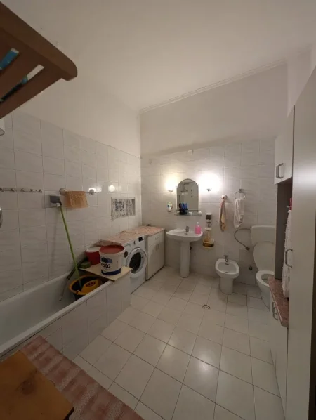 Tirane, jepet me qera apartament 3+1+Ballkon Kati 4, 95 m² 1.200 € (Bulevardi Gjergj Fishta)