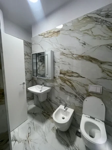 Tirane, jepet me qera apartament 2+1+Ballkon , 112 m² 1.000 € (Golden Tower)